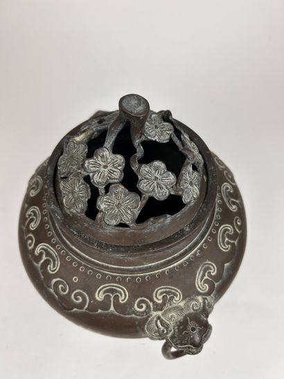 SOUTH CHINA–VIETNAM, ca. 1900
Bronze tripod...