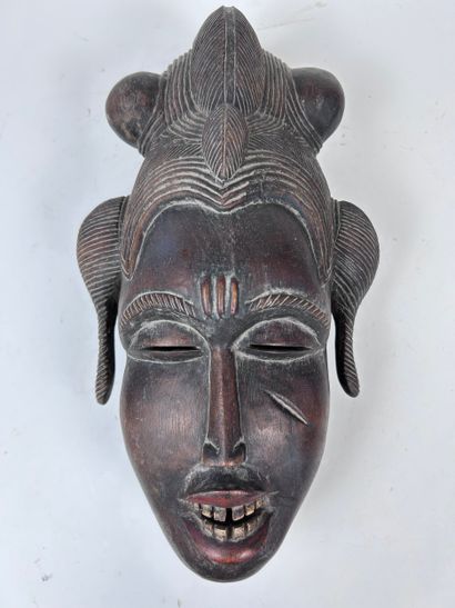 SET OF TWO MASKS and ONE AFRICAN-STYLE BOX
Wood...