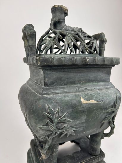 VIETNAM, circa 1900
Fangding incense burner...