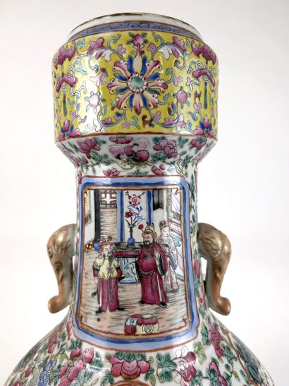 CHINA, Canton, late 19th century
Baluster-shaped...