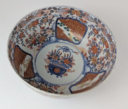 JAPAN, 18th century
LARGE ENAMELLED PORCELAIN...