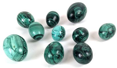 TEN MALACHITE EGGS.
Length: 6 cm