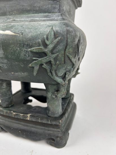 VIETNAM, circa 1900
Fangding incense burner...