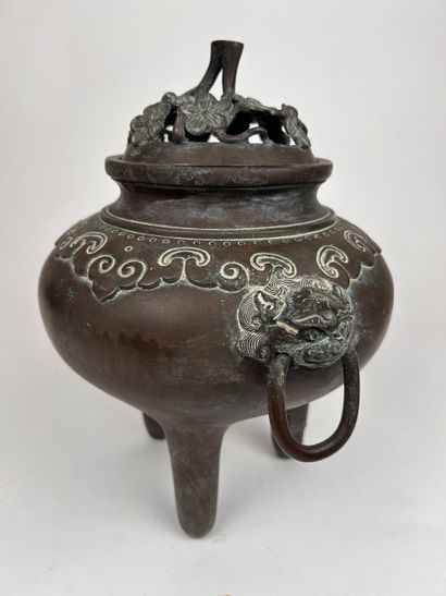SOUTH CHINA–VIETNAM, ca. 1900
Bronze tripod...
