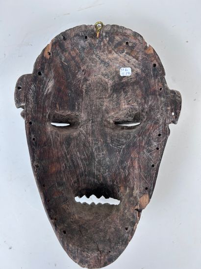 SET OF TWO MASKS and ONE AFRICAN-STYLE BOX
Wood...