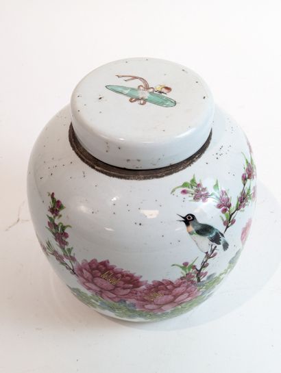 CHINA, early 20th century
Famille Rose enameled...