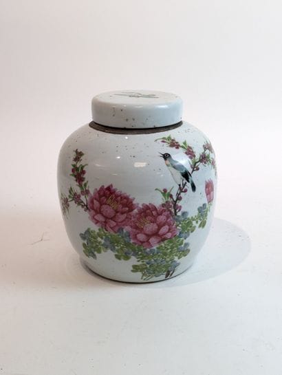 CHINA, early 20th century
Famille Rose enameled...