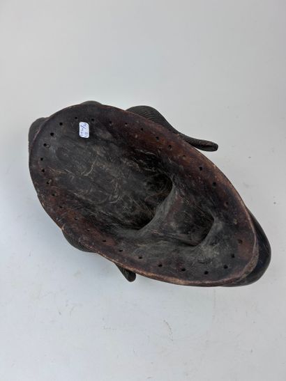 SET OF TWO MASKS and ONE AFRICAN-STYLE BOX
Wood...