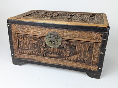 CHINA, 20th century
SMALL COFFRET with flat...