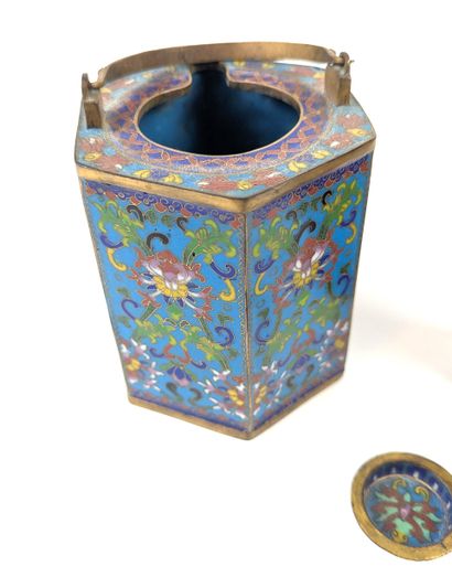 CHINA, 20th century
Hexagonal teapot in cloisonné...