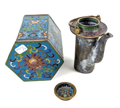 CHINA, 20th century
Hexagonal teapot in cloisonné...