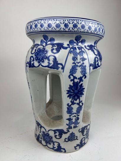 CHINA, modern
STOOL-SHAPED SEAT made of white...