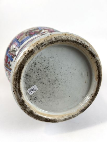 CHINA, Canton, late 19th century
Baluster-shaped...