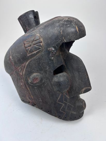 African-style MASK
Wood with a black patina,...