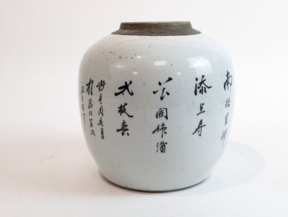 CHINA, early 20th century
Famille Rose enameled...