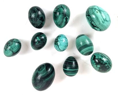 TEN MALACHITE EGGS.
Length: 6 cm