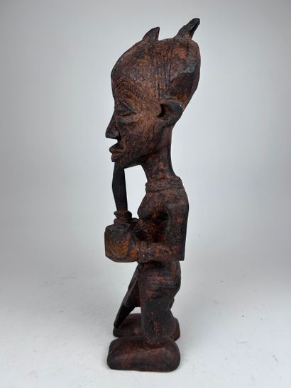SET OF THREE AFRICAN-STYLE STATUETTES
Wood...