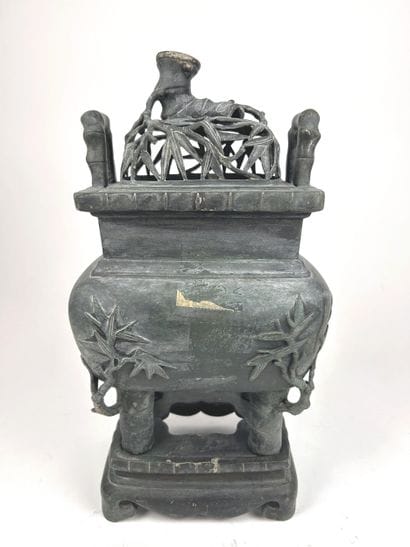 VIETNAM, circa 1900
Fangding incense burner...