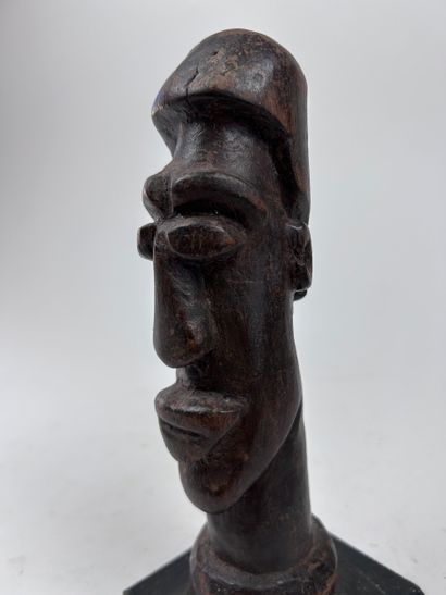 SET OF THREE AFRICAN-STYLE SCULPTED OBJECTS
Wood...