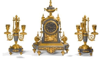 Garniture de cheminée comprenant deux candélabres...