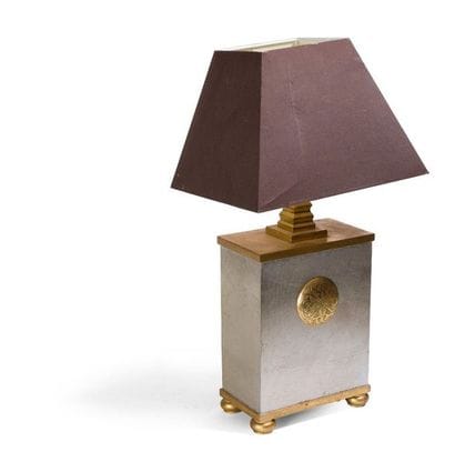 Pied de lampe en métal doré de médaillon...