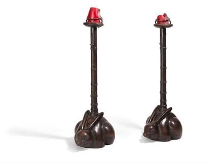 Paire de bougeoirs à décors de lièvres en...