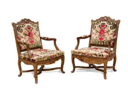 Paire de fauteuils en bois sculpté, doré...