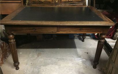 Bureau plat en acajou et placage d'acajou...