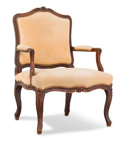 Fauteuil en bois sculpté, mouluré et patiné...
