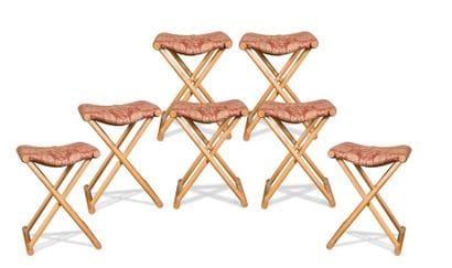 Suite de sept ployants en bois vernis, l’assise...