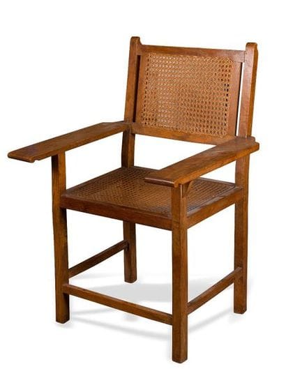 Fauteuil en acajou mouluré et patiné à dossier...