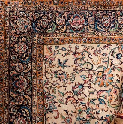 Tapis en laine polychrome à décor floral...