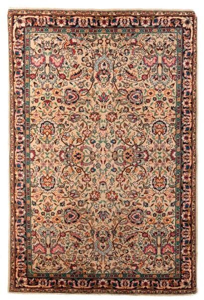 Tapis en laine polychrome à décor floral...