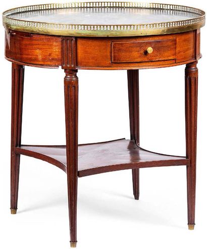 Table bouillotte en acajou et placage d'acajou...