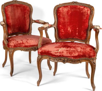 Paire de fauteuils cabriolet en hêtre sculpté,...