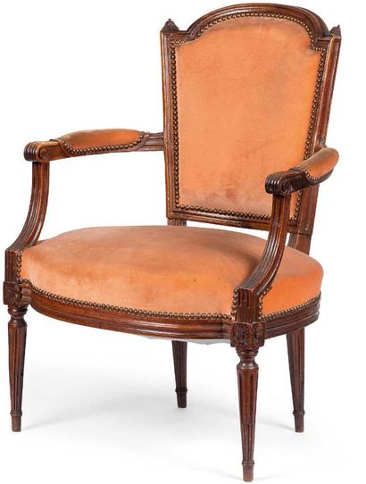 Fauteuil en bois sculpté, mouluré et patiné...