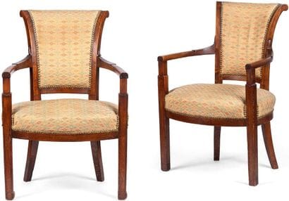 Paire de fauteuils en bois mouluré et patiné.
Les...