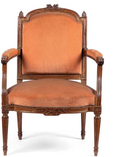 Deux fauteuils formant paire, en bois sculpté,...