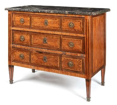 Commode ouvrant par trois tiroirs à décor...