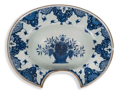 CHINE.

Plat à barbe, en porcelaine, décor...