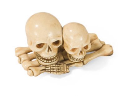 Netsuke en ivoire présentant deux crânes....