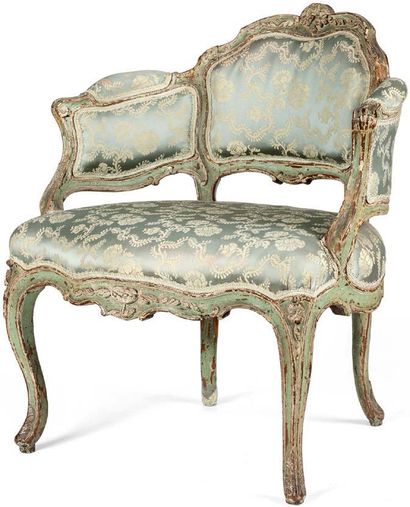 Fauteuil bas gondole en hêtre. Pieds galbés.
Epoque...