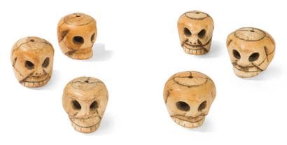 Suite de six éléments de mâlâ en os sculpté...