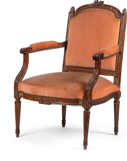 Deux fauteuils formant paire, en bois sculpté,...