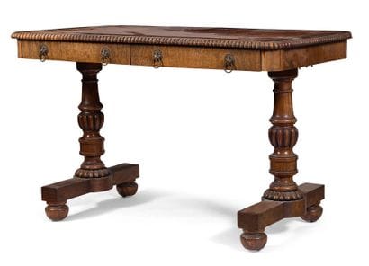 Bureau plat en bois de placage, ouvrant par...