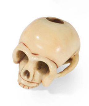 Netsuke à décor de vanité en ivoire sculpté...