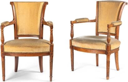Paire de fauteuils cabriolet en noyer à dossier...