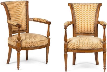 Paire de fauteuils en bois mouluré et patiné,...