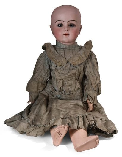 Grande poupée, tête en porcelaine, marquée...