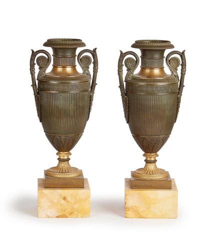 Paire de vases en bronze ciselé, doré et...